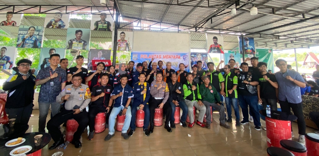Direktorat Lalu Lintas (Ditlantas) Polda Sulteng menggelar “Polantas Menyapa” dengan konsep Ngopi Bareng bersama komunitas Otomotif dan Motoris di Sirkuit Panggona, Palu, Sabtu (26/7/25).