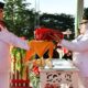Wakil Bupati Touna, Hj. Surya, bertindak selaku inspektur upacara pada penurunan bendera merah putih dalam rangka memperingati Hari Ulang Tahun ke-80 Republik Indonesia, Minggu (17/8/2025) sore.