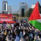 Massa aksi bela Palestina berkumpul di Monas, Jakarta Pusat, menyarakan krisis kelaparan warga Gaza, Minggu (3/8/2025). (Foto: Danandaya Arya Putra)