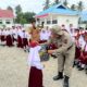 Satgas III Preventif menggelar upacara bendera bersama siswa sekolah dasar di Poso sekaligus membagikan perlengkapan belajar.