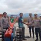 Polres Tojo Una-Una menyerahkan bantuan satu unit Traktor Tangan (Dompeng) kepada kelompok petani di Dusun 5 Kakar, Desa Pusungi, Kecamatan Ampana Tete, Sabtu (27/9/2025).
