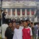 Setelah 3 hari demonstrasi, kelompok-kelompok pengunjuk rasa mulai berunding dengan militer (Foto: AP)