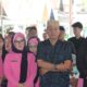 Wakapolda Sulteng Brigjen Pol Dr Helmi Kwarta Kusuma Putra Rauf, S.I.K., M.H., didampingi Wakil Ketua Bhayangkari Daerah Sulteng, Ny. Narny Helmi Kwarta menghadiri upacara persemayaman dan pemakaman kedinasan almarhum AKBP (Purn) Sugeng Lestari.