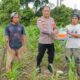 Kepala Operasi (Kaops) Madago Raya, Kombes Pol Heni Agus Sunandar, menyerahkan bantuan obat pencegah hama di kebun eks narapidana terorisme (napiter)