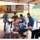 Bupati Tojo Una-Una Ilham Lawidu dan Kepala Cabang Pembantu (KCP) BNI Ampana Lukman Lashari terlihat duduk santai di warung Om No bersama Advokat dan Awak media