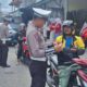 Satlantas Polres Touna aksi penyebaran dan pemasangan stiker serta brosur yang berisi tentang sasaran Operasi Zebra.
