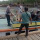(Satpolairud) Polres Tojo Una-Una (Touna) menunjukkan komitmen pelayanan prima melalui patroli humanis di Pelabuhan Desa Labuan, Kecamatan Ratolindo, pada Minggu (23/11/2025).