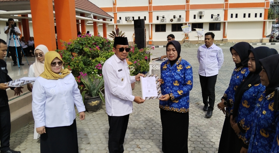 Bupati Touna Ilham Lawidu didampingi Wakil Bupati Surya, menyerahkan secara simbolis SK PPPK