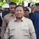 Presiden Prabowo Subianto saat meninjau penanganan banjir di Bireuen, Aceh, Minggu (7/12/2025). (Foto: BPMI Setpres)