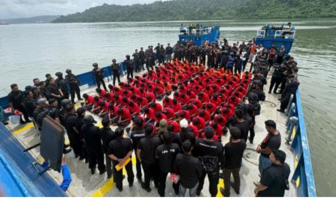 Sebanyak 130 narapidana berisiko tinggi (high risk) dipindahkan ke Nusakambangan (dok. Ditjenpas)