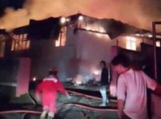 Kobaran api saat melahap bangunan Panti Werdha Damai Manado yang menewaskan 16 orang. (Foto: FB/Didi Roa)