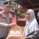 Kapolda Sulteng Irjen Pol Dr Endi Sutendi secara simbolis menyerahkan bantuan sosial berupa paket sembako kepada masyarakat yang terdampak banjir