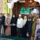 Ketua TP-PKK Tojo Una-Una, Ibu Hajar Lawidu bersama KH.Abdollah Lasawedi dan jemaah umroh saat foto bersama di Majid Al Amin, Kelurahan Labiabae, Kecamatan Ampana Kota, Rabu (14/1/2026)