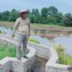 Kadis KPHP Touna, Ir. Albar Asmar saat menijau irigasi di lokasih Sawah Baru Desa Lemoro Kecamatan Tojo, Jumat (23/1/2026)