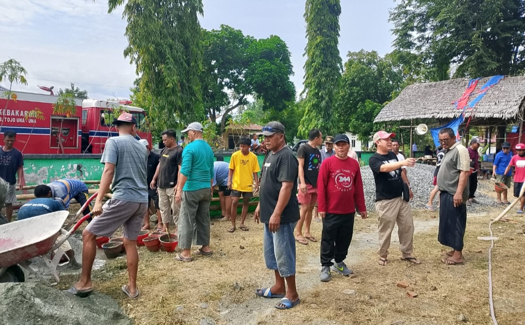 Ketua DPRD Gusnar A. Suleman,S.E., M.M., bersama Pemimpin Bank Sulteng Cabang Ampana, Fikri Adam saat melaksanakan pekerjaan pengecoran Masjid Al Huda Desa Sumoli, Minggu (25/1/2026)