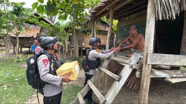 Personel Kompi 4 Batalyon B Pelopor Satbrimob Polda Sulteng melaksanakan patroli daerah rawan di wilayah Kabupaten Poso.