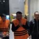 Ketua PN Depok I Wayan Eka Mariarta mengenakan rompi oranye usai ditetapkan tersangka oleh KPK. (Foto: Nur Khabibi)