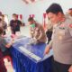 AKBP. Reza Khomeini, Kapolres Morowali Utara, tengah memeriksa hasil test urine personil (foto: ist)