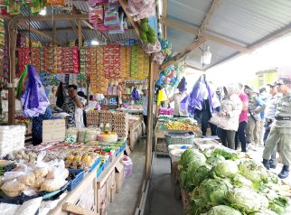 Kasat Pol PP Tojo Una-Una Herlina Leonita dan jajarannya, dan instansi terkait saat tengah melakukan penertiban terhadap salah satu pedagang Barito yang ada dipingiran jalan pasar sore Dondo, Kamis (23/4/2026)