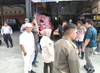 penataan pedagang kaki lima (PKL) dalam kegiatan penertiban di kawasan Pasar Sore, Kelurahan Dondo, Kamis (23/4/2026).