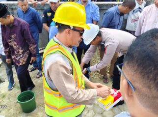 Bupati Touna Ilham meletakkan Batu pertama, pembangunan Ruang Kelas Baru (RKB) SD IT Al-Wahdah di Desa Sumoli, Jumat (24/04/2026)