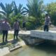 Polisi mengecek Tempat kejadian hanyut di saluran irigasi Ni Nyoman Sutini (72), Kecamatan Balinggi, Kabupaten Parigi Moutong