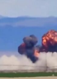 Dua jet tempur Angkatan Udara Amerika Serikat (AS) bertabrakan saat demonstrasi udara di Gunfighters Air Show (dok. istimewa)