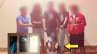 Pelaku tanda panah tengah duduk bersama foto barang bukti hp 3 unit (ist)
