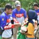 Anggota Kepolisian Daerah Sulawesi Tengah bersama komunitas Bhayangkara Trail Adventure (BTA) menyalurkan paket bantuan sembako kepada warga Desa Bale, Kecamatan Tanantovea, Kabupaten Donggala, Kamis (11/6/2026).