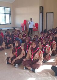 Personel Sat Binmas Polres Tojo Una-Una memberikan materi dan arahan kepada para siswa Sekolah Rakyat Tojo Una-Una yang mengikuti kegiatan pelatihan Peraturan Baris Berbaris sekaligus pembinaan Polisi Cilik, di Desa Kajulangko, Kecamatan Ampana Tete, Jumat (12/6/2026).