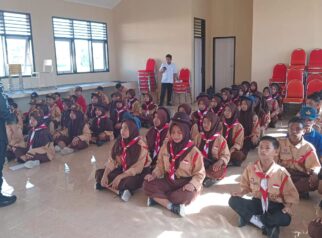 Personel Sat Binmas Polres Tojo Una-Una memberikan materi dan arahan kepada para siswa Sekolah Rakyat Tojo Una-Una yang mengikuti kegiatan pelatihan Peraturan Baris Berbaris sekaligus pembinaan Polisi Cilik, di Desa Kajulangko, Kecamatan Ampana Tete, Jumat (12/6/2026).