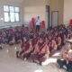 Personel Sat Binmas Polres Tojo Una-Una memberikan materi dan arahan kepada para siswa Sekolah Rakyat Tojo Una-Una yang mengikuti kegiatan pelatihan Peraturan Baris Berbaris sekaligus pembinaan Polisi Cilik, di Desa Kajulangko, Kecamatan Ampana Tete, Jumat (12/6/2026).