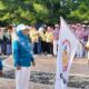 Bupati Tojo Una-Una Ilham Lawidu saat memberikan sambutan dan melepas peserta kegiatan jalan santai di Taman JH Ampana, Minggu (21/6/2026), dalam rangka memperingati HUT Ikatan Bidan Indonesia (IBI) ke-75 dan Hari Bhayangkara ke-80.
