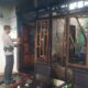 Seorang petugas kepolisian mendokumentasikan kondisi rumah milik Syarifudin L. Lapuna di Kelurahan Bailo, Kecamatan Ampana Kota, Kabupaten Tojo Una-Una, Jumat (26/6/2026), yang ludes terbakar.