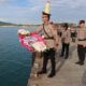 Kapolres Tojo Una-Una AKBP Yanna Djayawidya, S.I.K., M.H. memimpin prosesi penaburan karangan bunga ke perairan Dermaga Pelabuhan Ampana, Sabtu (27/6/2026).