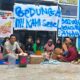 Bupati Tojo Una-Una Ilham Lawidu (tengah) terlihat berdialog langsung dan mendengarkan aspirasi perwakilan warga di halaman Kantor ATR/BPN Kabupaten Tojo Una-Una, Senin (29/6/2026) malam.