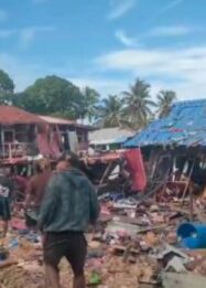 Puing-puing kehancuran akibat ledakan diduga bom peninggalan PD II di Kompleks Pasar Ikan Kota Biak.