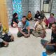 Suasana pertemuan di rumah warga Desa Bonevoto, Kecamatan Ulubongka, Kabupaten Tojo Una-Una, usai Arsad Kulawi (54) berhasil ditemukan dalam keadaan selamat. Dalam foto terlihat Kapolsek Ulubongka IPTU Muhajir bersama anggota, berdiskusi dan mendengarkan keterangan langsung dari Arsad Kulawi (di kanan depan) yang sempat tersesat dan terpaksa bermalam di dalam hutan saat sedang mencari pucuk rotan muda, Jumat (5/6/2026).