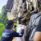 Polres Parigi Moutong saat melakukan pengamanan dan olah tempat kejadian perkara (TKP) di sebuah pondok kebun Dusun V Toleyan, Desa Lobu, Kecamatan Moutong, Sabtu (6/6/2026). Di lokasi tersebut ditemukan sesosok mayat tanpa identitas dalam kondisi tergantung dan sudah mengalami pembusukan.