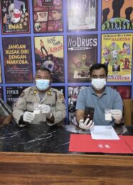 Kasatresnarkoba Polres Morowali Utara Akp Ahmad Sadat S.Sos., M.H (kedua dari kiri) didampingi Kasihumas Akp I Wayan Sedana (kedua dari kanan) serta jajaran personel Satresnarkoba, memperlihatkan barang bukti narkotika jenis shabu yang disita dari seorang terduga pelaku berinisial MAH alias A (27 tahun), di ruang Satresnarkoba Polres Morowali Utara, Jumat (12/6/2026).