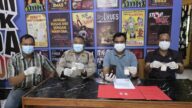 Kasatresnarkoba Polres Morowali Utara Akp Ahmad Sadat S.Sos., M.H (kedua dari kiri) didampingi Kasihumas Akp I Wayan Sedana (kedua dari kanan) serta jajaran personel Satresnarkoba, memperlihatkan barang bukti narkotika jenis shabu yang disita dari seorang terduga pelaku berinisial MAH alias A (27 tahun), di ruang Satresnarkoba Polres Morowali Utara, Jumat (12/6/2026).