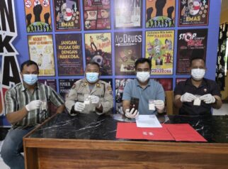 Kasatresnarkoba Polres Morowali Utara Akp Ahmad Sadat S.Sos., M.H (kedua dari kiri) didampingi Kasihumas Akp I Wayan Sedana (kedua dari kanan) serta jajaran personel Satresnarkoba, memperlihatkan barang bukti narkotika jenis shabu yang disita dari seorang terduga pelaku berinisial MAH alias A (27 tahun), di ruang Satresnarkoba Polres Morowali Utara, Jumat (12/6/2026).