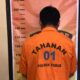 Tersangka berinisial RZ (40) mengenakan baju tahanan berlogo Polsek Torue, setelah resmi ditahan penyidik Unit Reskrim Polsek Torue pada Jumat (12/6/2026).