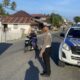 Personel Satuan Lalu Lintas (Satlantas) Polres Tojo Una-Una memberikan imbauan keselamatan berlalu lintas kepada pengguna jalan saat melaksanakan kegiatan Blue Light Patrol di ruas jalan Kota Ampana, Minggu (14/6/2026).