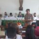 Kapolsek Ampana Kota AKP Rochmat Ari Purwanto, S.M., memberikan sambutan dan pesan keamanan di hadapan jemaat Gereja Katolik Santa Maria, Kelurahan Uentanaga Bawah, Kecamatan Ratolindo, Minggu (14/6/2026).