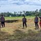 Kapolsek Ampana Kota AKP Rochmat Ari Purwanto, S.M., (tengah) didampingi Ps. Kanit Binmas Aiptu Beny Abubakar dan Kanit Samapta Aiptu Sudirman, meninjau langsung kegiatan pengolahan lahan pertanian jagung milik warga di Desa Padang Tumbuo, Kecamatan Ampana Kota, Senin (15/6/2026).