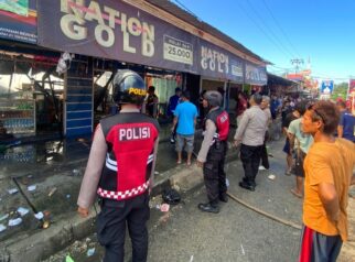 Personel kepolisian mengamankan lokasi kebakaran di Dusun III, Desa Toboli, Kecamatan Parigi Utara, Senin (15/6/2026), usai kobaran api berhasil dipadamkan