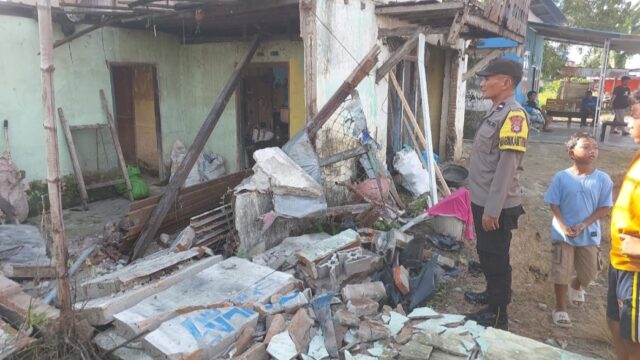 Personel Polsek Torue meninjau dan mendata kerusakan bangunan rumah warga yang ambruk dan retak akibat gempa berkekuatan 6,7 Skala Richter yang mengguncang wilayah Kecamatan Torue, Kabupaten Parigi Moutong, Selasa (16/6/2026).