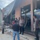 personel Direktorat Samapta Polda Sulawesi Tengah meninjau serta memeriksa kerusakan bangunan Kafe Paskop di Jalan Tanjung Manimbaya, Kota Palu, yang terdampak gempa tektonik berkekuatan 6,7 Skala Richter pada Selasa (16/6/2026).