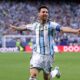 (Foto: bein Sport) Lionel Messi merayakan gol ketiganya atau hattrick yang dicetaknya saat membawa timnas Argentina mengalahkan Aljazair dengan skor 3-0 pada laga Grup J Piala Dunia 2026 di Stadion Arrowhead, Rabu (17/6/2026).